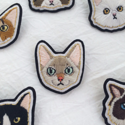 猫の手刺繍ブローチ #25シンガプーラ 1枚目の画像