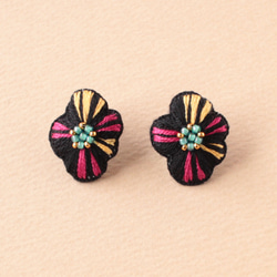 花の刺繍ピアス-black/pink- 1枚目の画像