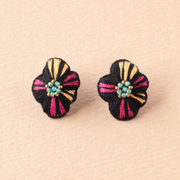 花の刺繍ピアス-black/pink- 1枚目の画像