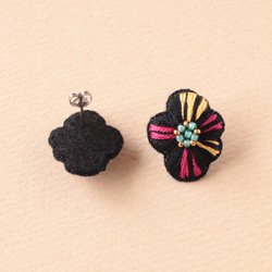 花の刺繍ピアス-black/pink- 3枚目の画像