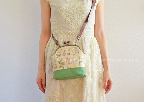 2 WAY frame bag -211- Cottage Floral fabric cream/green 第3張的照片