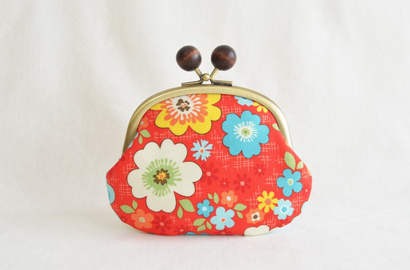 Retro floral coin purse with wooden balls in red [582] 第1張的照片