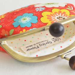 Retro floral coin purse with wooden balls in red [582] 第3張的照片