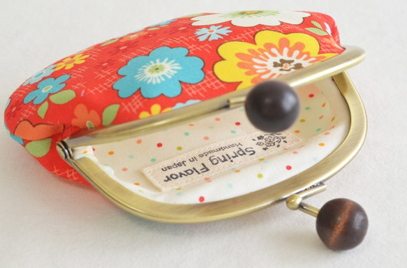 Retro floral coin purse with wooden balls in red [582] 第3張的照片