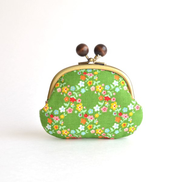 Retro floral purse with wooden balls in green (M) [581] 第2張的照片