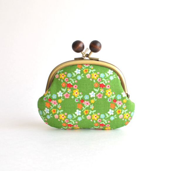 Retro floral purse with wooden balls in green (M) [581] 第3張的照片