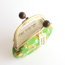 Retro floral purse with wooden balls in green (M) [581] 第4張的照片
