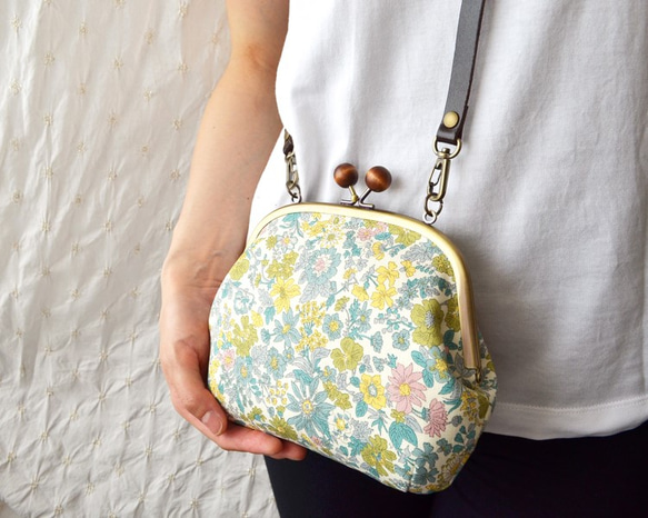 ▶SALE◀ 木玉 小さな花柄がまぐちポシェット - Liberty "Emily"〔996〕 1枚目の画像