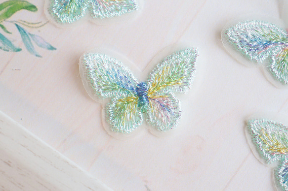 8個★刺繍蝶々　蝶々素材　蝶々パーツ　グリーンレインボー 4枚目の画像