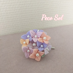 【 Peco Sol 】クレイフラワー 小花とパールのポニーフック☆ 1枚目の画像