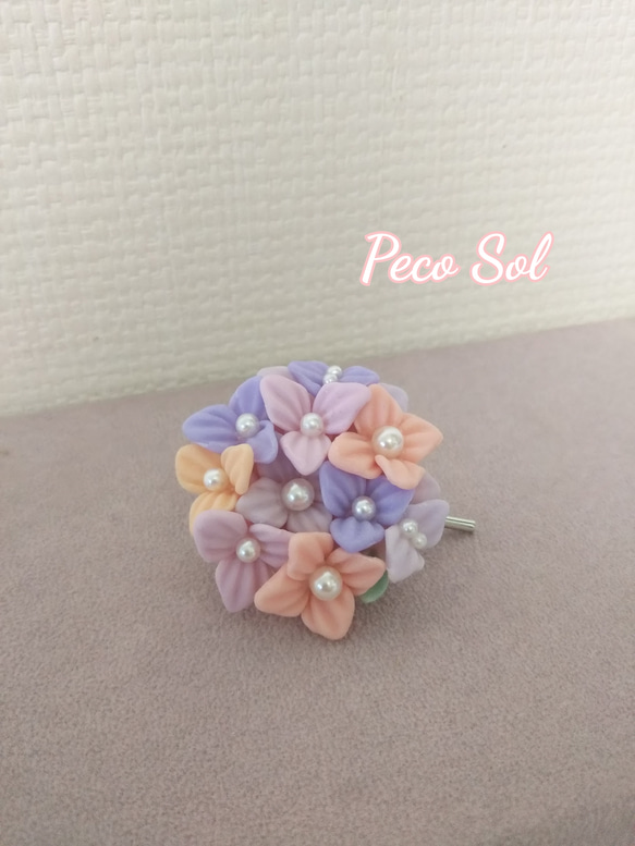 【 Peco Sol 】クレイフラワー 小花とパールのポニーフック☆ 1枚目の画像