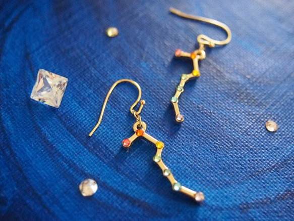 chy 北斗七星ピアス k18 星座 ピアス　ゴールド　ラインストーン ダイヤ chy 北斗七星ピアス k18 星座 ピアス ゴールド ラインストーン