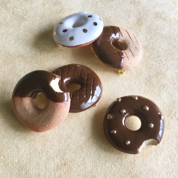 陶器ブローチ  チョコドーナツ## 6枚目の画像