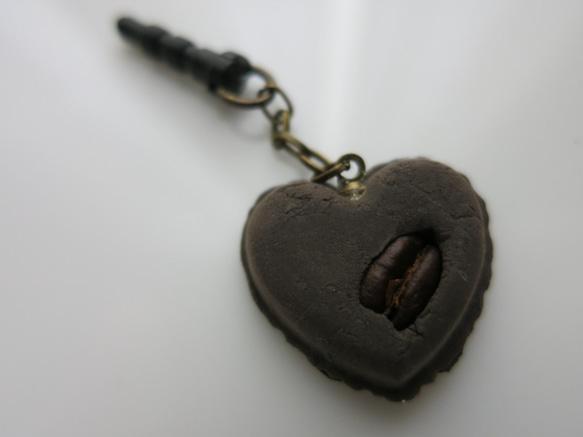 ハート型の樹脂粘土に本物のコーヒー豆☕️を埋め込んだスマホピアス♪ 2枚目の画像