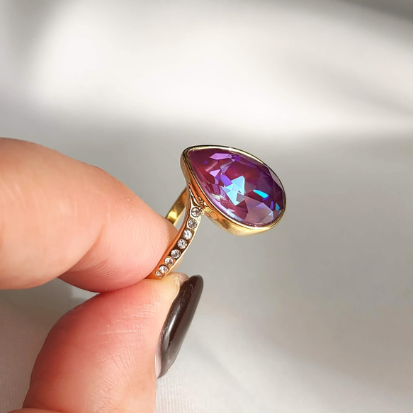 勃艮第喜悅 | 大水滴高品質水晶簡約戒指 | 紫紅紫夢幻玻璃 第3張的照片