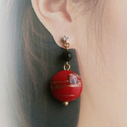真っ赤なフランスビーズの耳飾り 4枚目の画像