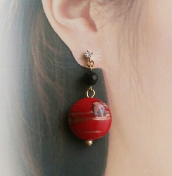 真っ赤なフランスビーズの耳飾り 4枚目の画像