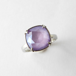 僅剩幾件，柔和的丁香紫色 | Kadomaru 方形切割高品質水晶寶石戒指 第2張的照片