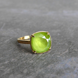 所剩無幾，柔和的檸檬綠｜門丸方形切割高品質水晶珠寶戒指｜黃綠色春夏 第3張的照片