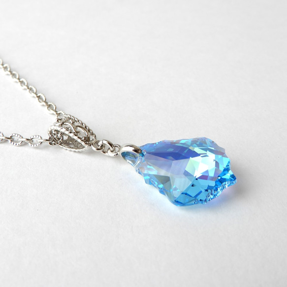 希少・アクアマリンオーロラ◇ひいらぎ型スワロフスキー・ネックレス