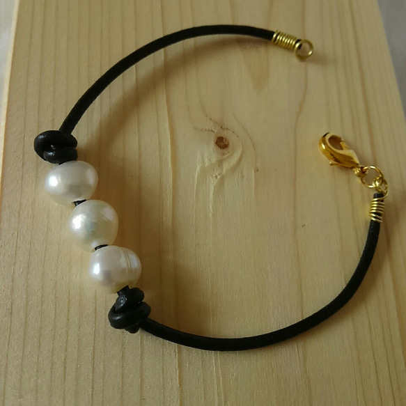 ヨーロッパ製　Leather & pearl bracelet 2枚目の画像