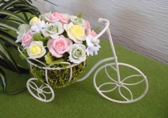 再販　初夏の風運ぶバラの三輪車（クレイフラワー） 4枚目の画像