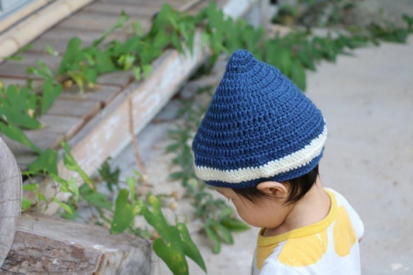 青色のとんがりニット帽子（子ども用） 1枚目の画像
