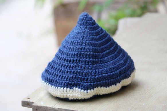 青色のとんがりニット帽子（子ども用） 2枚目の画像