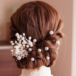 白いお花とパールビーズの髪飾り 1枚目の画像