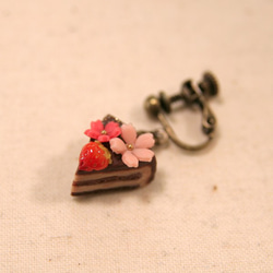 桜チョコレートケーキのイヤリング 2枚目の画像
