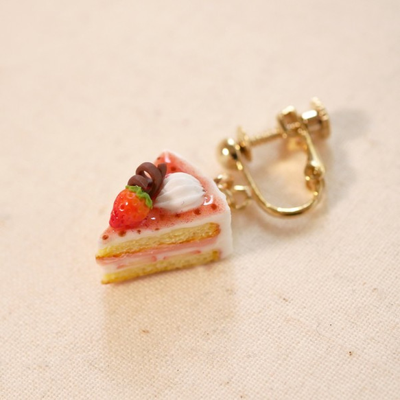 ストロベリーケーキのイヤリング 2枚目の画像