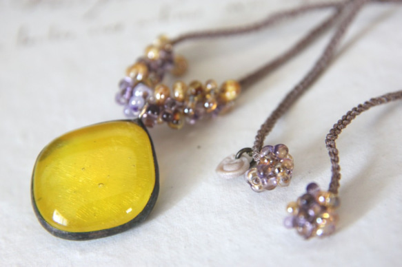 フュージングガラスネックレス　－黄色ー　＜金属フリー紐＞　 1枚目の画像