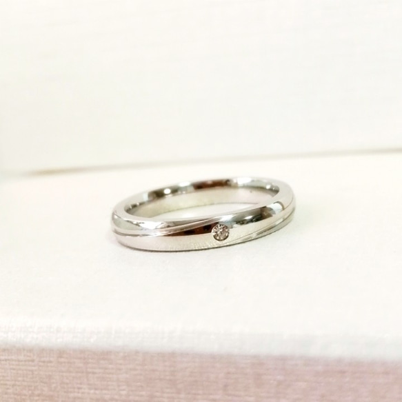 『ウェーブラインが美しいマリッジ』ペアリング 婚約指輪 名入れ 刻印 純白ケースセット〈2本ペア価格〉 4枚目の画像