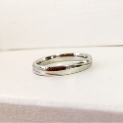 『ウェーブラインが美しいマリッジ』ペアリング 婚約指輪 名入れ 刻印 純白ケースセット〈2本ペア価格〉 5枚目の画像