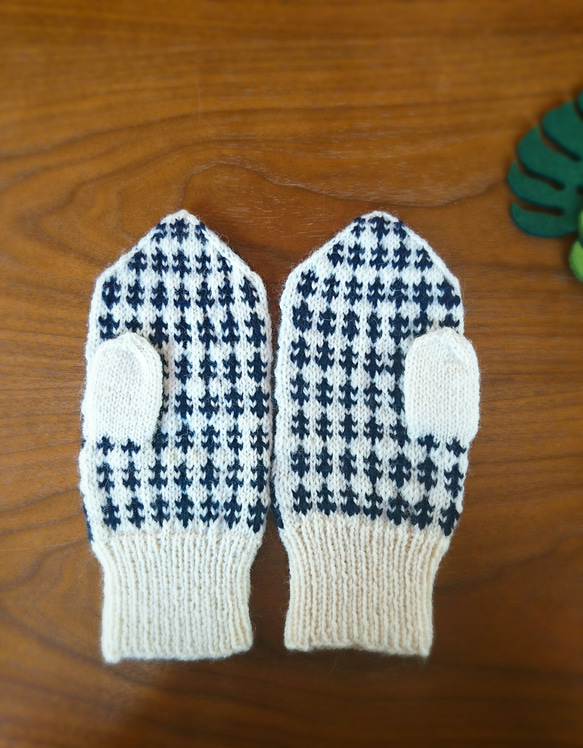 ノルディック柄の編み物ミトン　北欧テイストあったか手袋 3枚目の画像