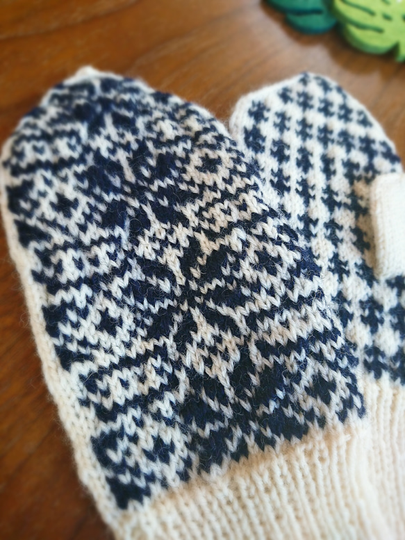 ノルディック柄の編み物ミトン　北欧テイストあったか手袋 4枚目の画像