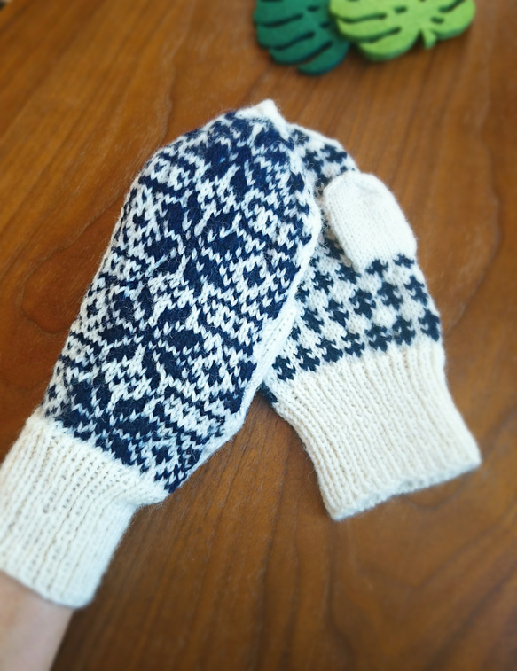 ノルディック柄の編み物ミトン　北欧テイストあったか手袋 5枚目の画像
