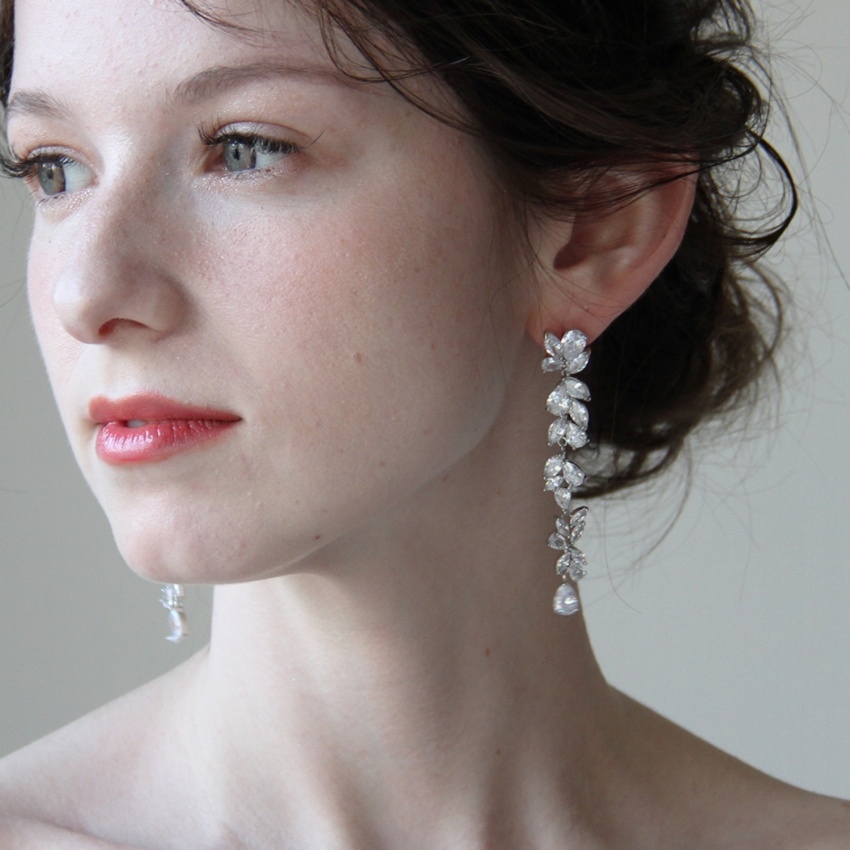 揺れる キラキラのジルコニアアクセ ブライダルピアス  ウエディングピアス イヤリング パーティーにも【ウィステリア】