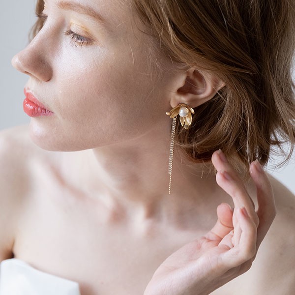 揺れるゴールド ビンテージなフラワーパーツとコットンパール ウエディングイヤリングwedding 【コーデリアB】