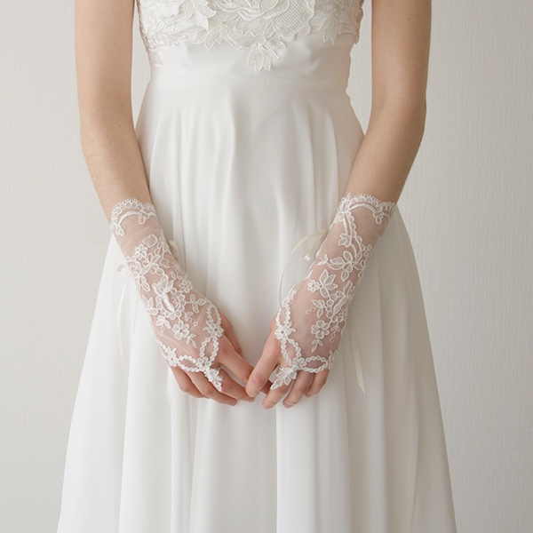 送料０繊細で美しいレース 他にないウエディンググローブ レースのフィンガーレスグローブ【クララフィンガーレスリボン付】