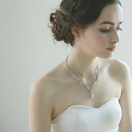 蔓草とお花モチーフのネックレスとピアスのセット(イヤリングも可) お呼ばれゲストにも◎　ウェディング【蔓草とお花】