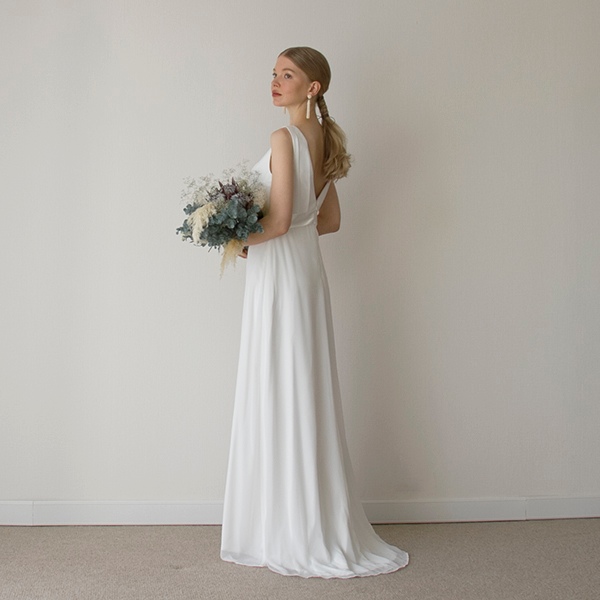 ブライダル ミニトレーン付 シンプル ウェディングドレス 二次会ドレス スレンダーライン【アナシンプルドレス】