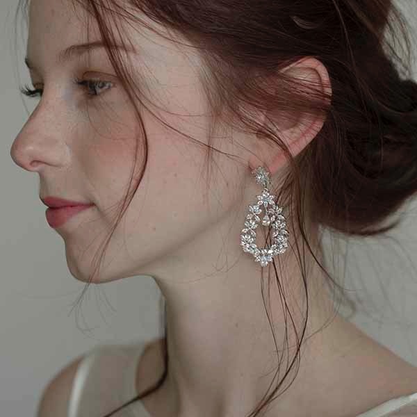 揺れる花冠ピアス ウェディング ウエディング小物 大ぶりサイズ ブライダルピアス パーティーにも【コローラ】