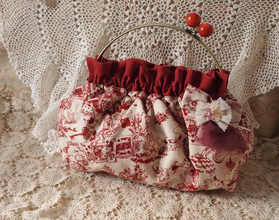 アリス柄のふんわりギャザーがま口バック（ベンリーがま口）