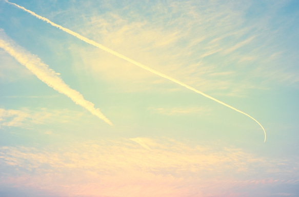 写真と暮らす】淡色の飛行機雲。パステルカラーの癒しの空 写真