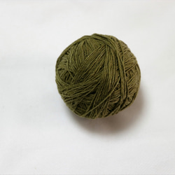 手紡ぎ草木染めコットン糸　モスグリーン 1枚目の画像