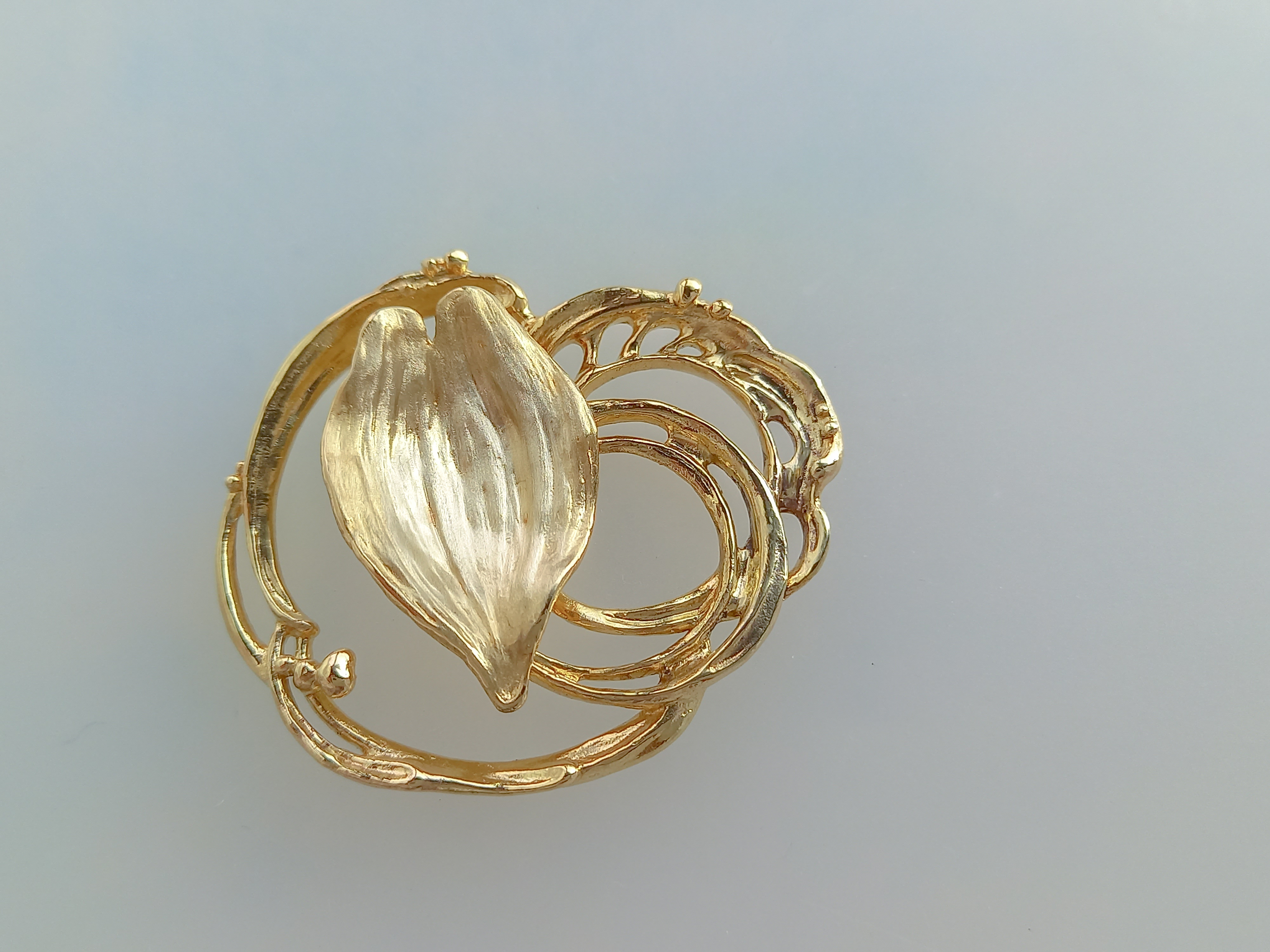 【桜ひとひら　湖面に落ちるとき】オブジェ