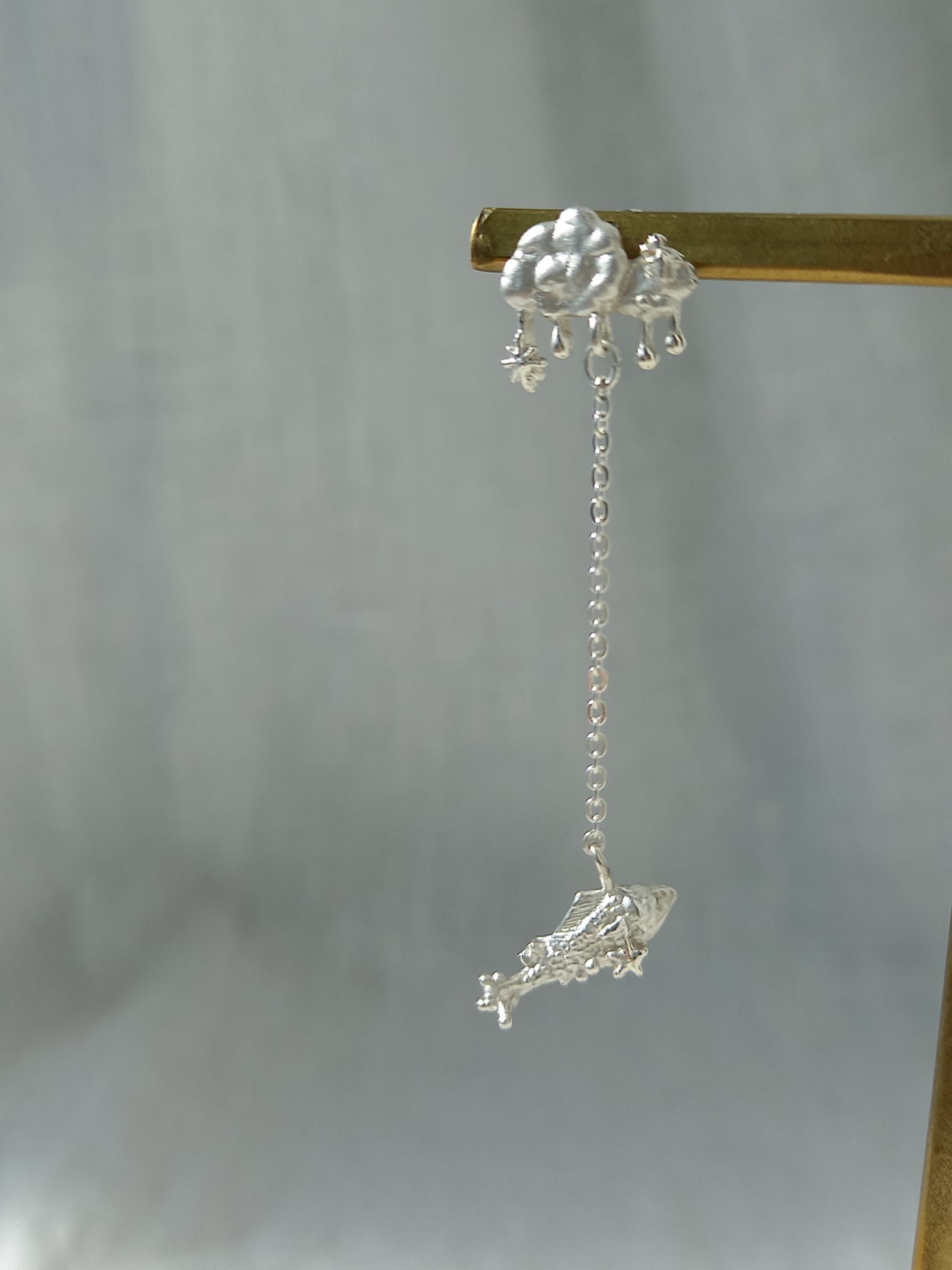 星空を泳ぐ魚　ピアスS　SV　右耳用