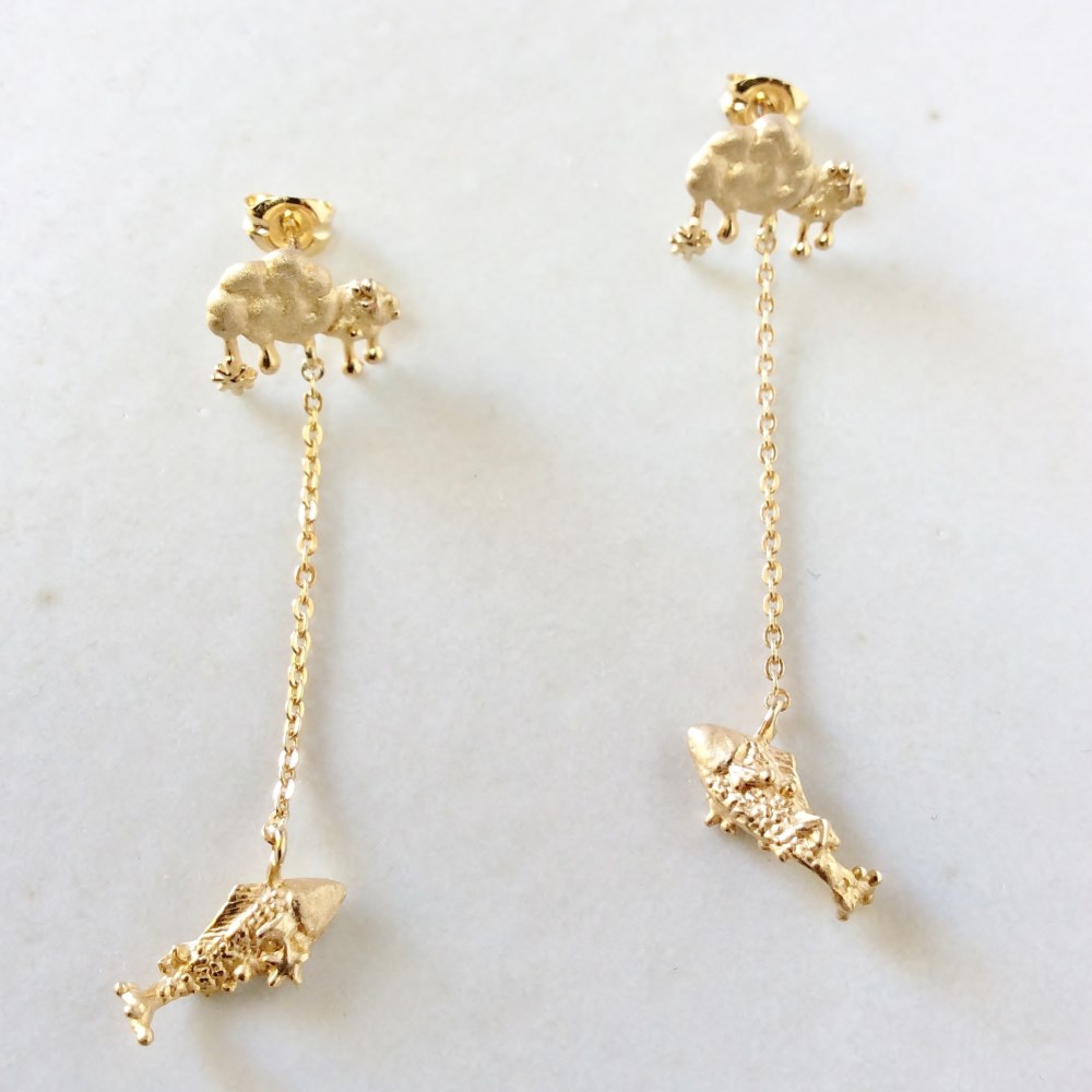 星空を泳ぐ魚　ピアスS　gold