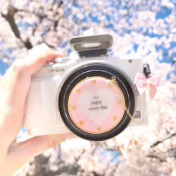 1つで3役！カメラのレンズキャップ紛失を防止♡アクセサリーのようなレンズキャップストラップ/桜ピンク×ハート 1枚目の画像